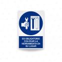 Rótulo de Obligación - Es obligatorio mantener la herramienta en su lugar| Cod. OB-165, Señales de Obligación