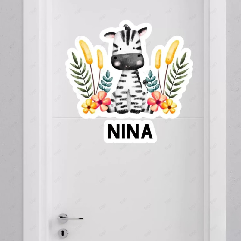 Vinil impreso aplicado en madera con decoración personalizada.