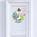 Vinil impreso aplicado en madera con decoración personalizada.