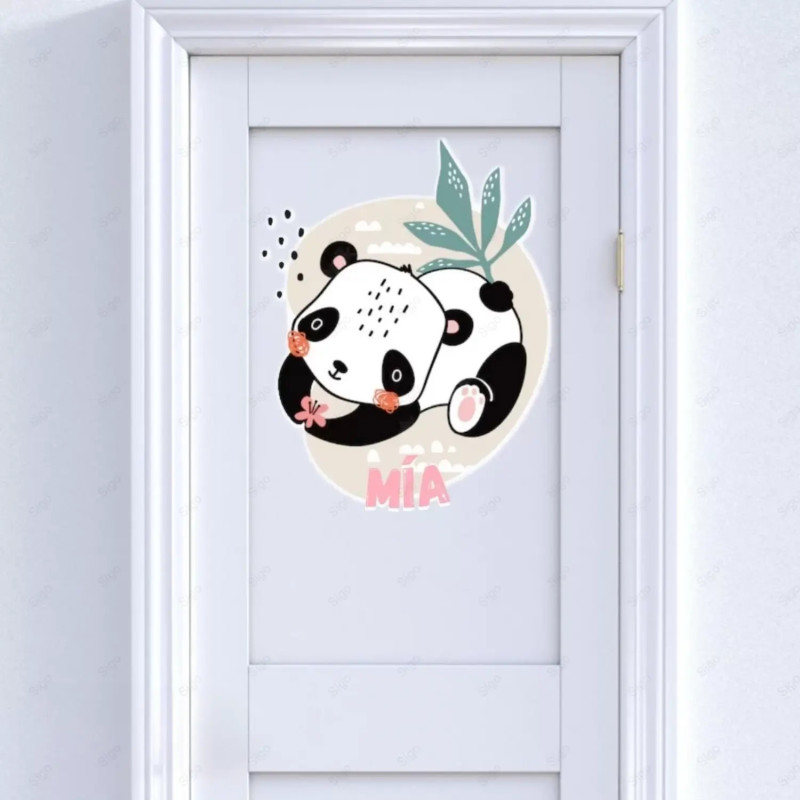 Vinil impreso aplicado en madera con decoración personalizada.