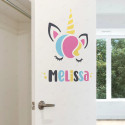 Vinil impreso aplicado en madera con decoración personalizada.