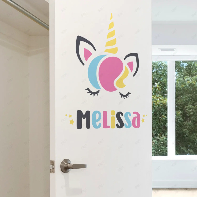 Vinil impreso aplicado en madera con decoración personalizada.