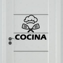 Vinil impreso aplicado en madera con decoración personalizada.