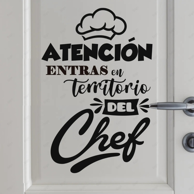 Vinil impreso aplicado en madera con decoración personalizada.