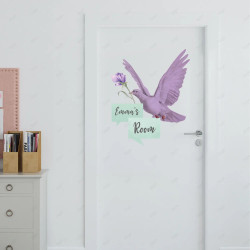 Vinil impreso aplicado en madera con decoración personalizada.
