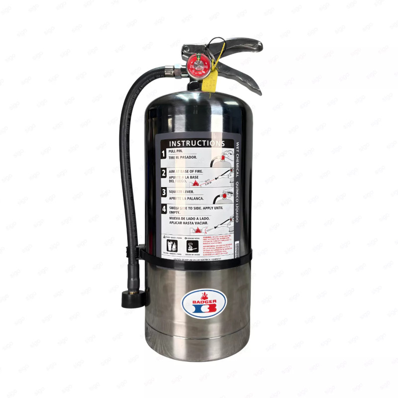 Extintor Badger clase K de acero inoxidable con manguera y etiquetas de uso en cocinas.