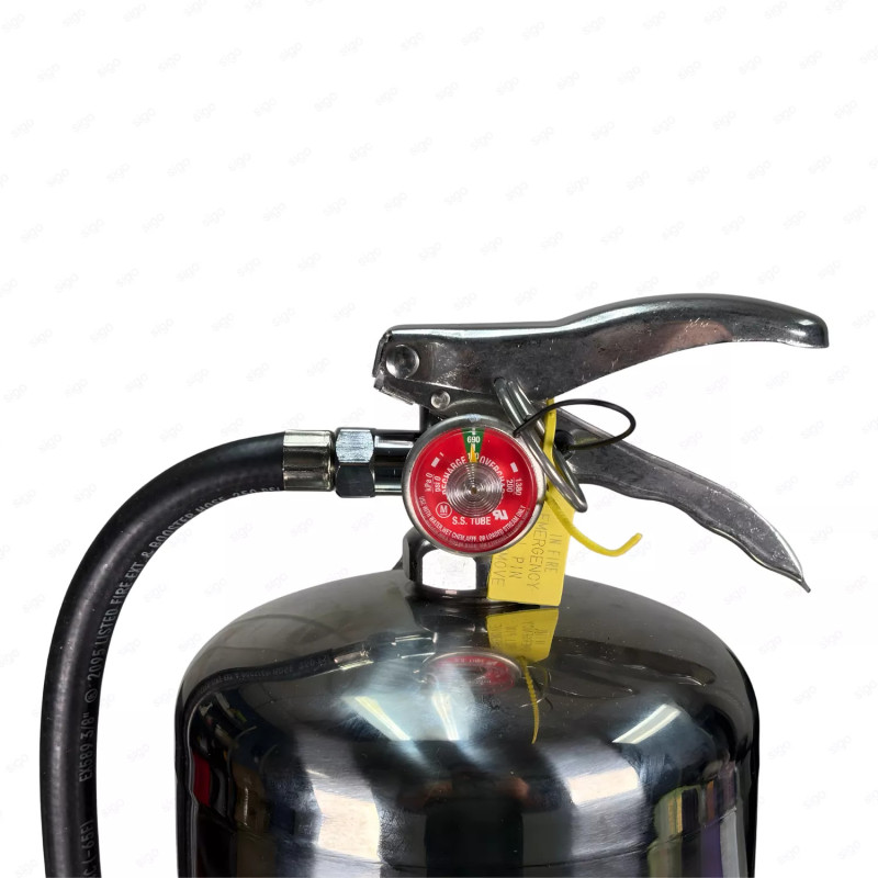 Extintor clase K de acero inoxidable con manómetro y seguro amarillo.