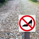 ‣ Prohibido usar tacones - Rótulo de Prohibición | SIGO